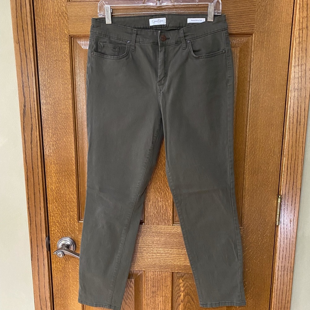 Jessica Simpson Relaxd Skinney Crop. Olive green  size 8